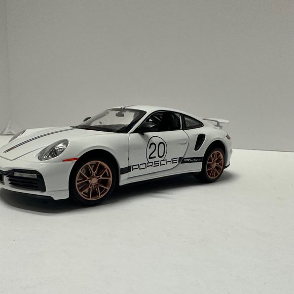 1:24 2020 Porsche 911 Turbo S Diecast With Headlight & Tailight LEDS White - Picture 4 of 9